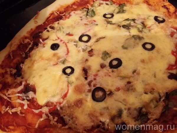 Домашняя пицца с говядиной, помидорами и оливками