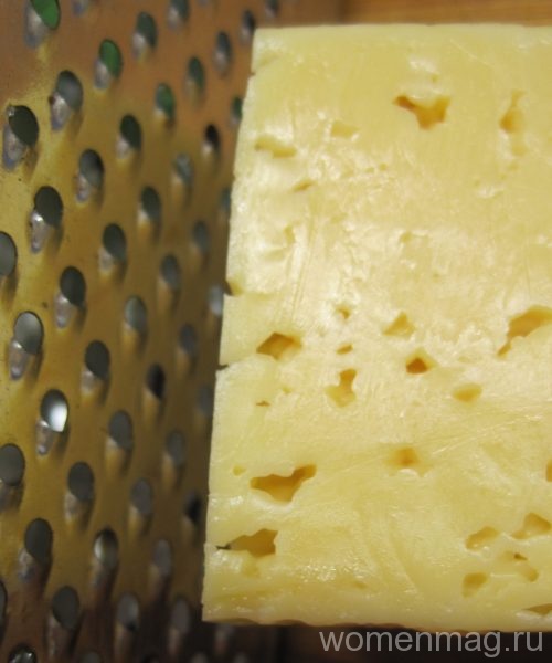 Сыр также потереть на средней терке