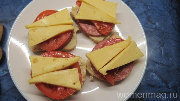 Горячие бутерброды с колбасой и помидорами