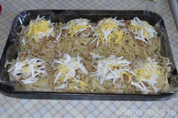 Гнезда из спагетти с фаршем под сыром в духовке