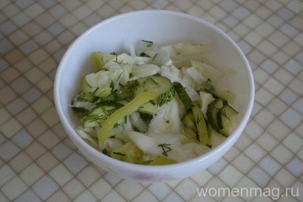 Лёгкий салат из свежей зелени на каждый день с оливковым маслом