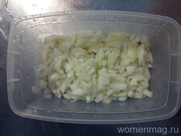 Мясные тефтели с рисом под сметанным соусом: порезанный лук