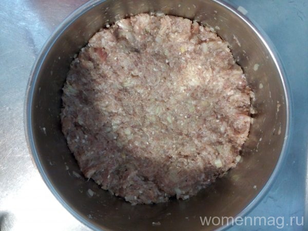 Мясные тефтели с рисом под сметанным соусом: смешиваем фарш