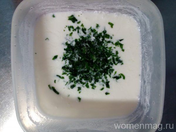 Мясные тефтели с рисом под сметанным соусом: смешиваем сметану с водой и зеленью