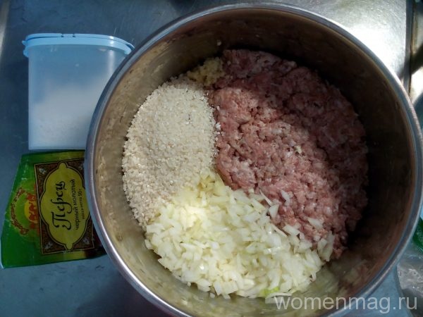 Мясные тефтели с рисом под сметанным соусом: соединяем все ингридиенты на тефтели