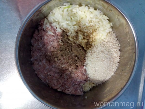 Мясные тефтели с рисом под сметанным соусом: солим, перчим