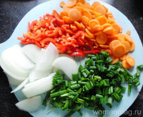 Перец, лук и морковь мелко нарезаем и смешиваем