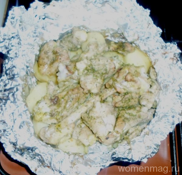 Курица с картофелем, запеченная в фольге