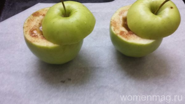 Печеные яблоки с медом и корицей в духовке