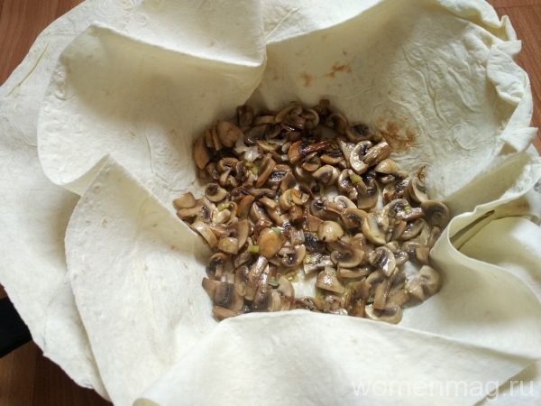 Простой слоеный пирог с грибами из лаваша