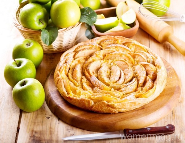Яблочный пирог с корицей из слоеного теста