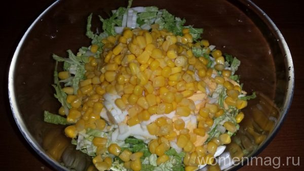 Легкий салат с куриным филе и кукурузой