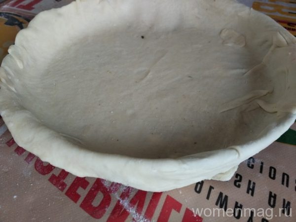 Открытый луковый пирог с ветчиной из слоеного теста