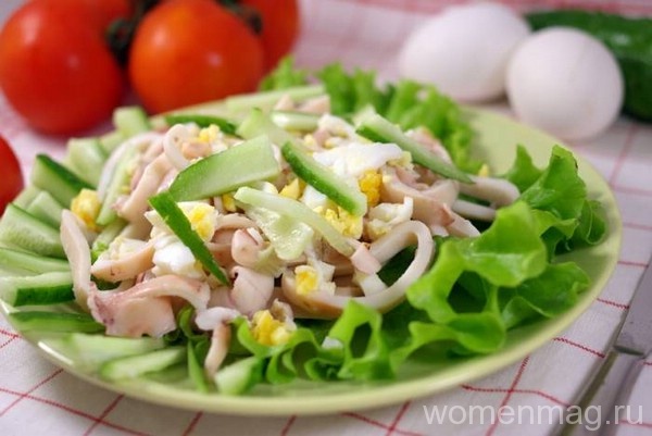 Салат из кальмаров с яйцом и луком