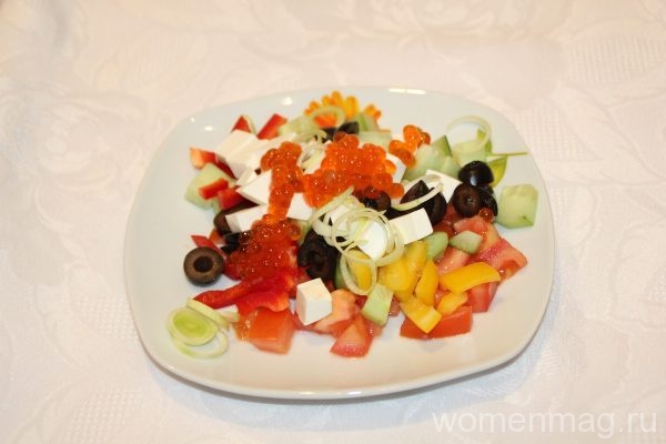 Салат с болгарским перцем, сыром, оливками и красной икрой Средиземноморье