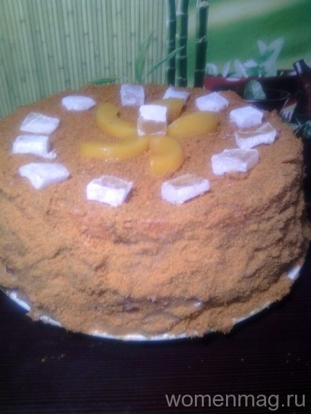 Бисквитный торт с консервированными персиками и йогуртовым муссом