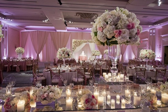 Украшение банкетного зала цветами для свадьбы