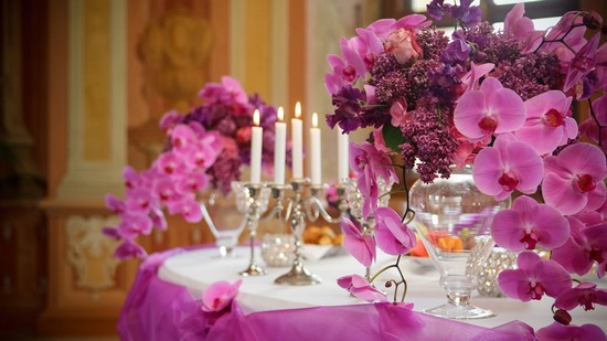 Украшение банкетного зала цветами для свадьбы