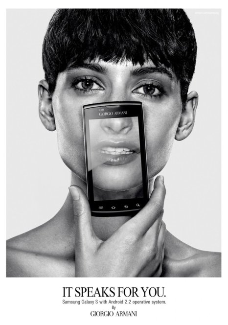 Сюзанна Диас в рекламной кампании сотового телефона Samsung от Giorgio Armani