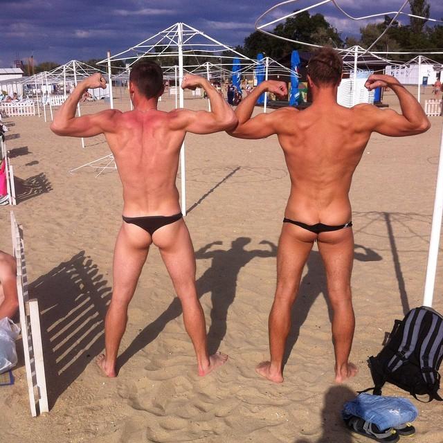 Мужские голые попы в Анапе на пляже