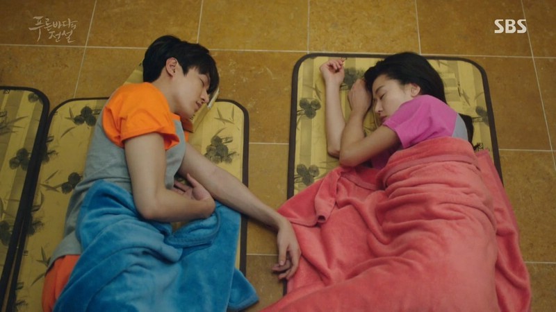 Ли Мин Хо и Чон Чжи Хён спят в бане в дораме Легенда синего моря