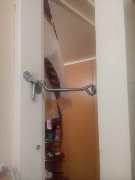 Детская безопасность в доме - крючок на двери в ванную