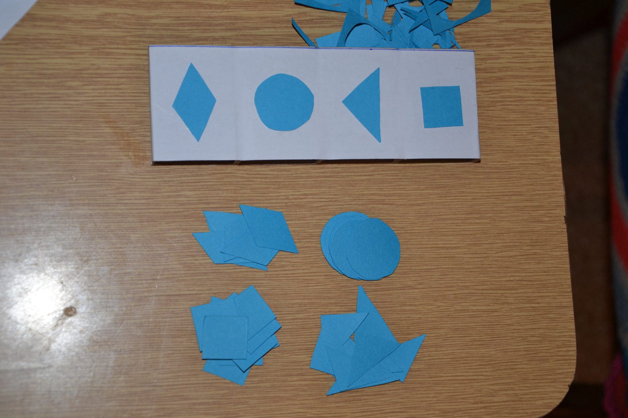 Развивающая игра с геометрическими фигурками из бумаги для ребенка своими руками
