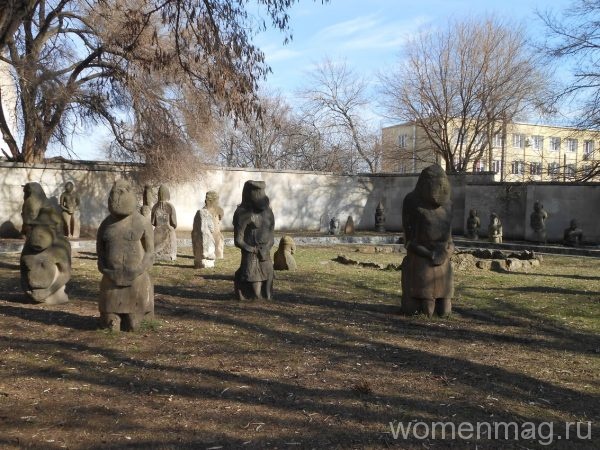 Каменные бабы в Днепропетровске
