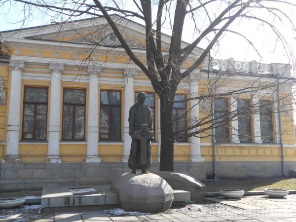 Памятник Яворницкому в Днепропетровске