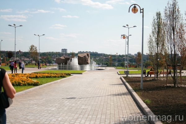 Парк возле гостиничного комплекса Виктория в Донецке