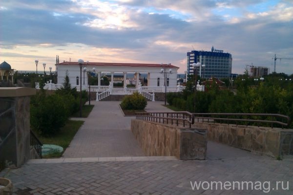 Сквер Студенческий возле института Банковских дел в Севастополе