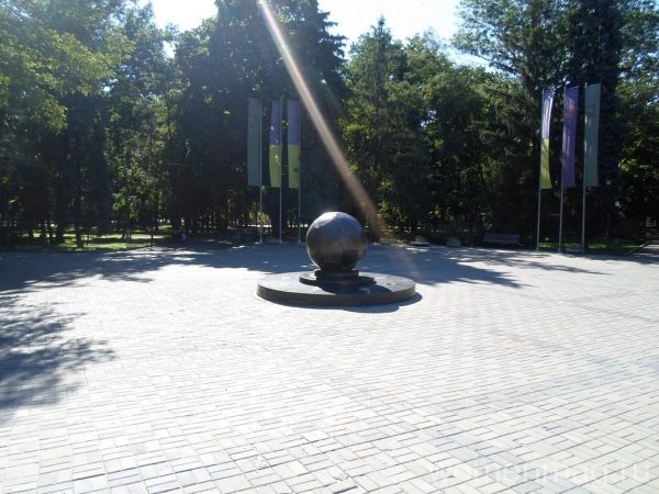 Памятник футбольному мячу в парке имени Т.Г. Шевченко в Харькове