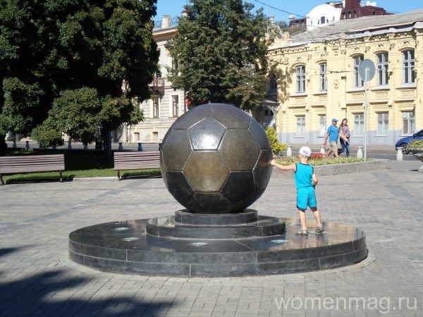 Памятник футбольному мячу в парке имени Т.Г. Шевченко в Харькове