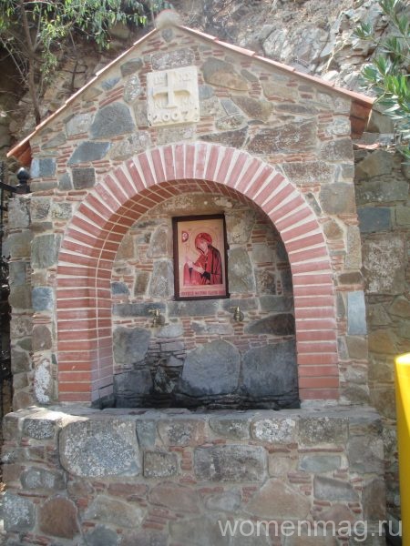 Икона и источник при входе в монастырь