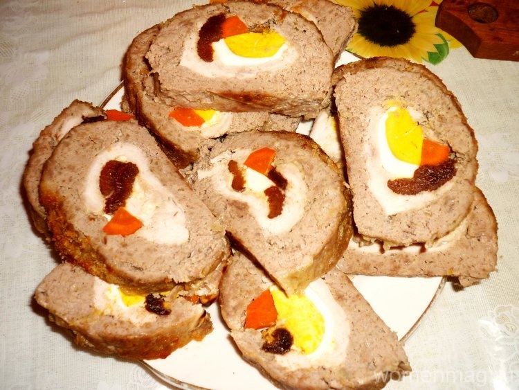 Фаршированный мясной рулет с яйцом, черносливом и морковью