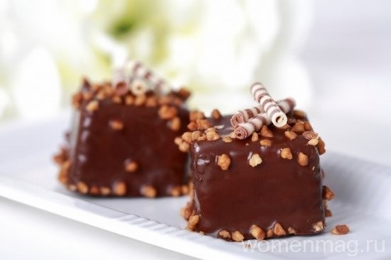 Шоколадные пирожные с грецкими орехами