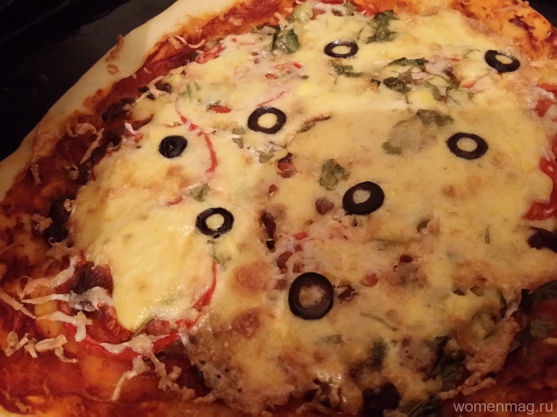 Домашняя пицца с говядиной, помидорами и оливками