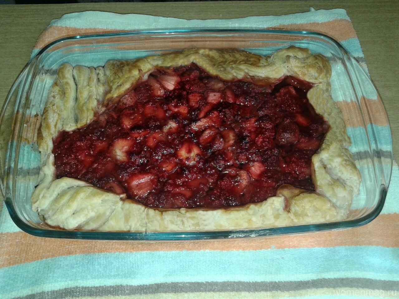 Ягодный пирог из слоеного теста с замороженной клубникой и малиной