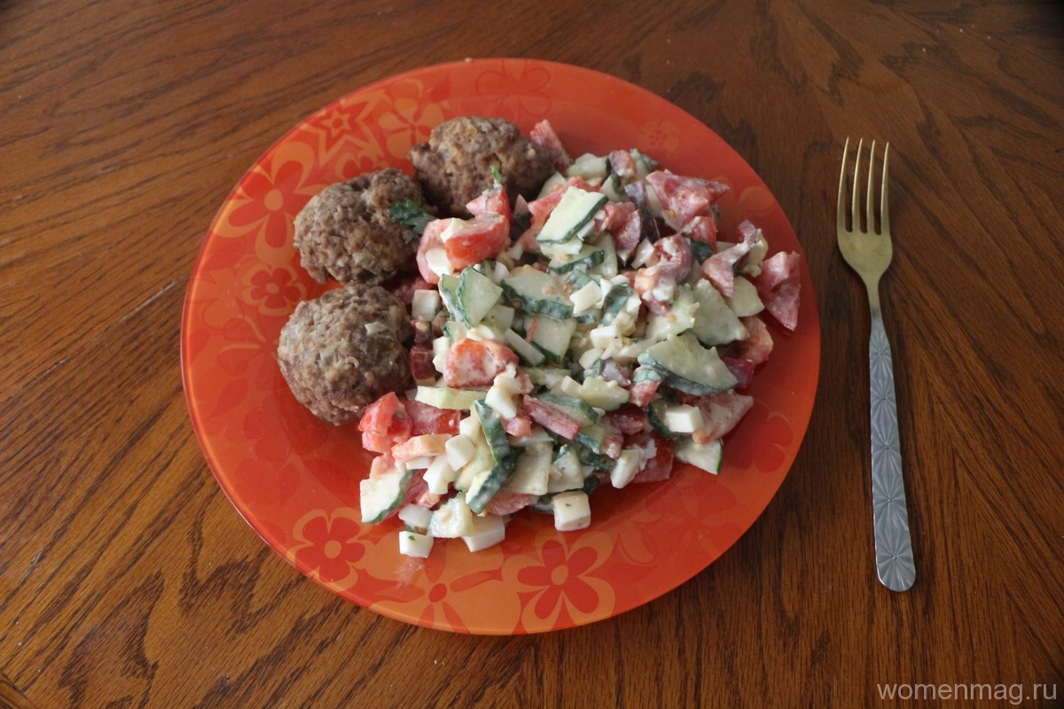 Летний салат с яйцом, огурцами, помидорами, болгарским перцем