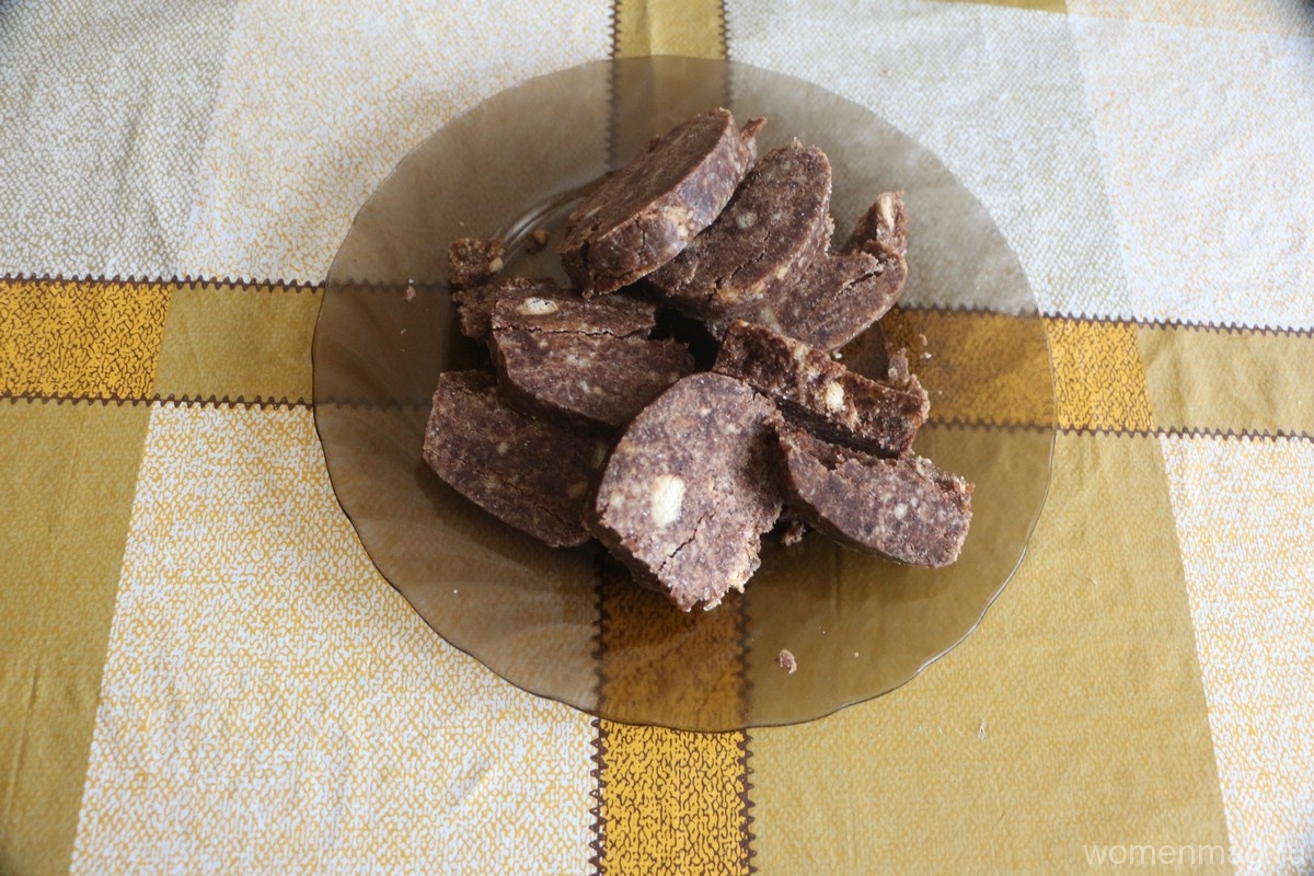 Шоколадная колбаса из печенья и сливочного масла