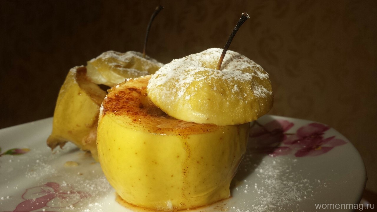 Печеные яблоки с медом и корицей в духовке