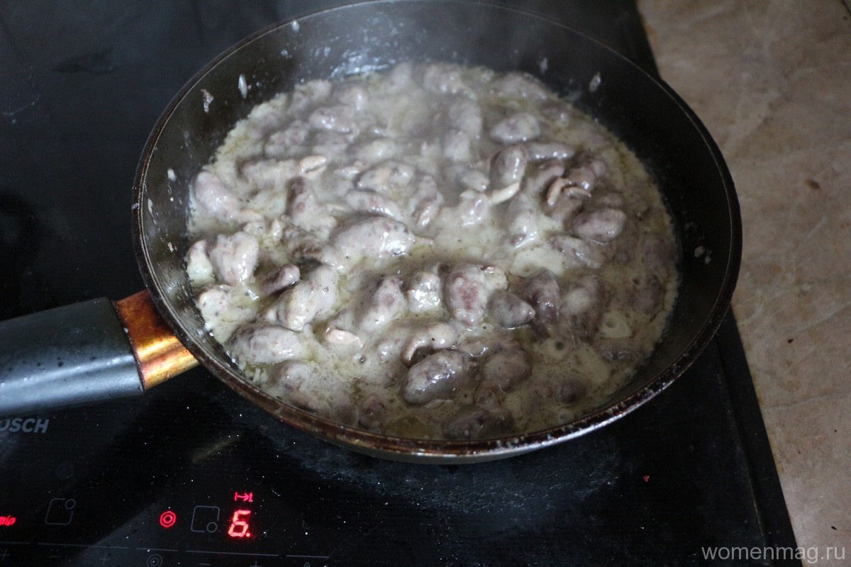 Сердечки пожарить на сковороде с луком. Жареные сердечки куриные в сметане. Сердечки куриные в сметане с луком рецепт на сковороде. Рис с куриными сердечками в сметане. Пожарить куриные сердечки на сковороде со сметаной.