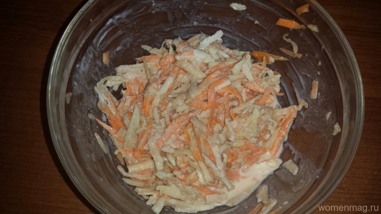 Витаминный салат из моркови, яблок и меда