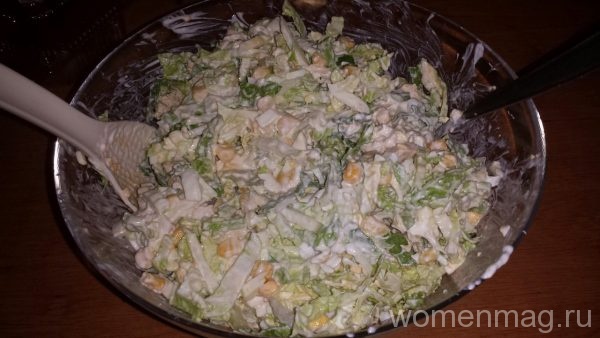 Легкий салат с куриным филе и кукурузой