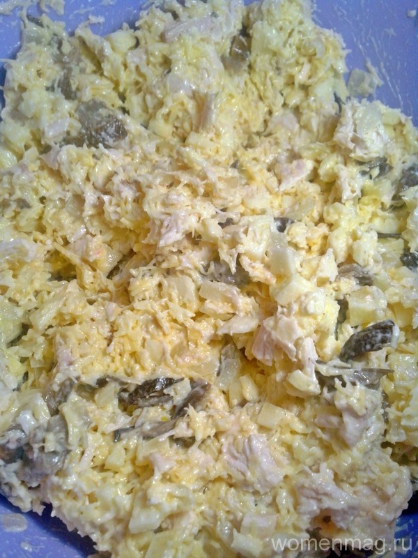 Грибной салат с маринованными опятами, сыром и куриной грудкой