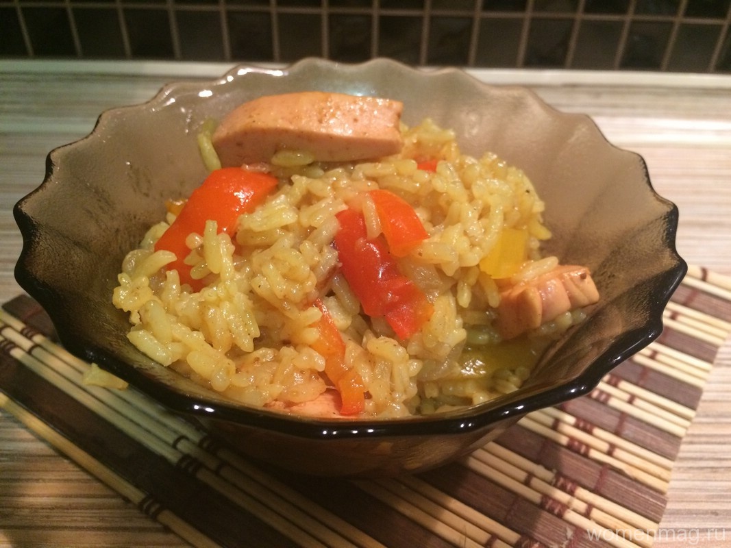 Рис с колбасой на сковороде