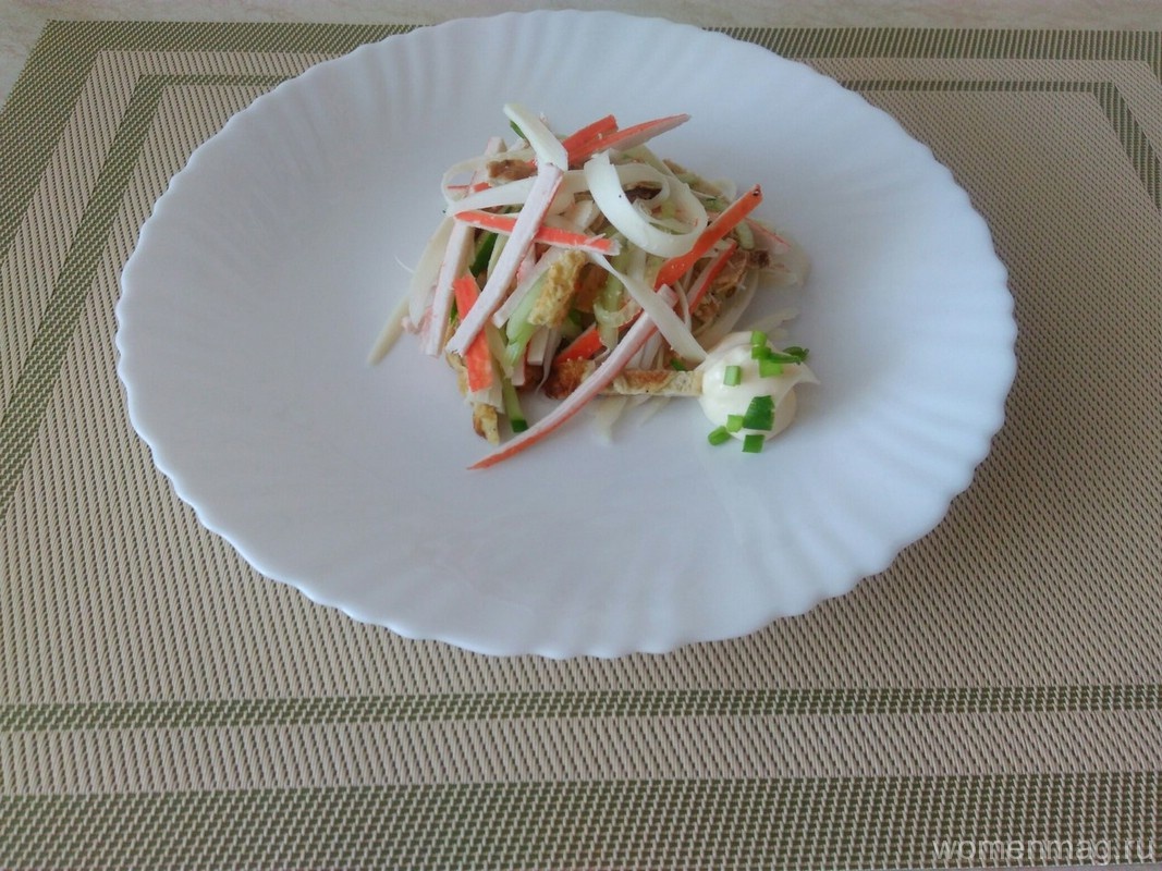 Салат с крабовыми палочками, сулугуни и омлетом