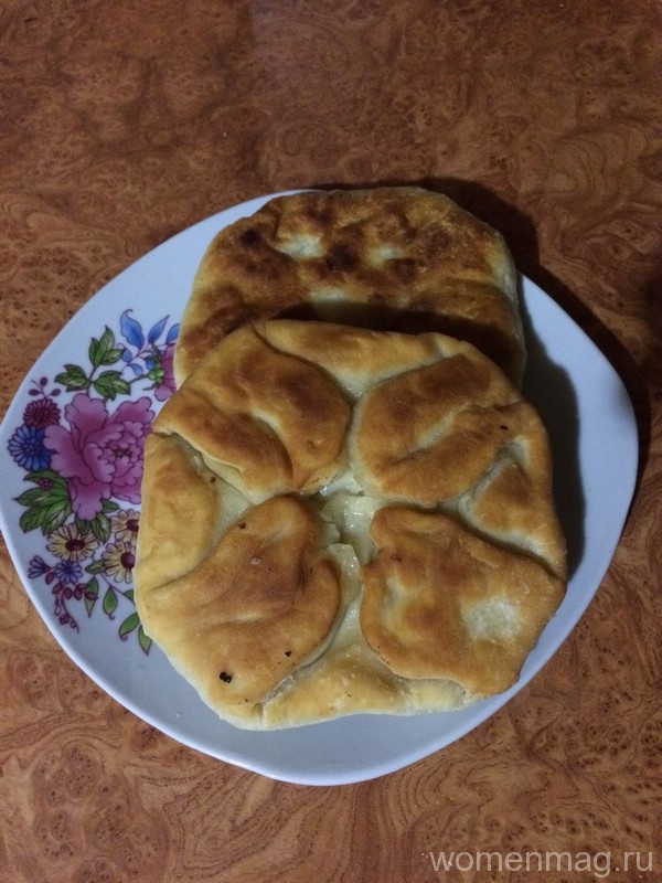 Молдавские плацинды с картошкой и луком на сковороде