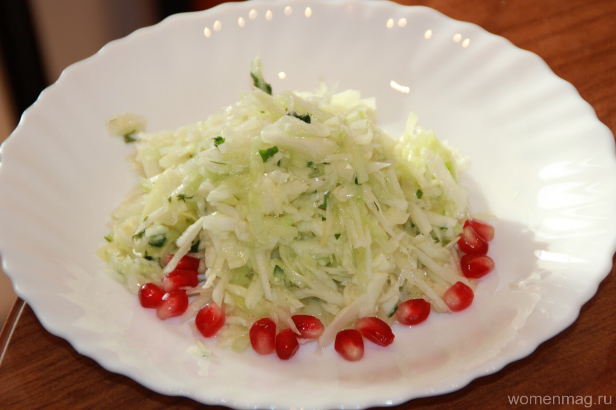 Витаминный салат из капусты с гранатом