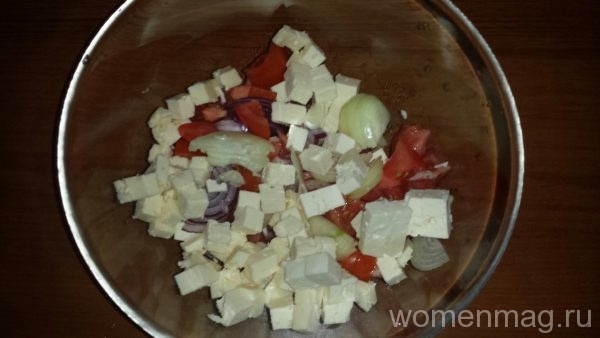 Салат с помидорами, брынзой и базиликом